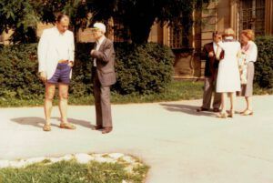 v.li.n.re.: Prof. Schulz, Prof. Petry, Prof. Köhler und zwei Teilnehmerinnen bei der Studientagung auf Schloss Schney, 1979