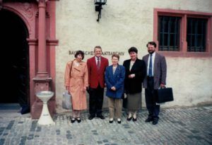 Eröffnung der Troppau-Ausstellung in Würzburg, 1996. V.li.n.re.: Frau Sterbova, Werner Bein, Anja Weismantel, Regiene Blättler, Herr Müller