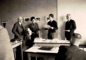 Studententagung: Ernst Birke, rechts im Bild, mit Teilnehmerinnen und Teilnehmern; links: Karl Schodrok