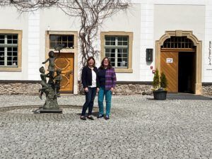 Viola Plump und Hotelmanagerin Karolina Wolinska vor dem Schloss Wernersdorf/Pałac Pakoszów