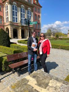 Mateusz Mykytyszyn, PR-Manager der Schlösser Fürstenstein und Pless mit Viola Plump vor Schloss Pless/Zamek w Pszczynie