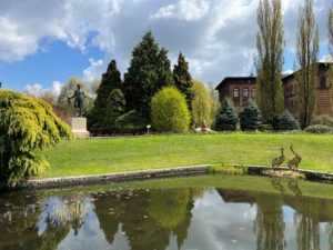 Botanischer Garten Breslau/Ogród Botaniczny Uniwersytetu Wrocławskiego: Ansicht mit Eichendorff-Statue