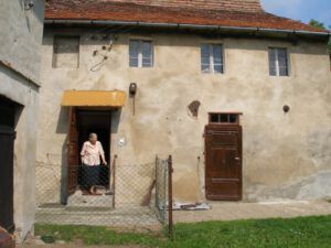 Edwarda Zukowska vor dem Haus in Niederlinde - Foto: Karin Kaper
