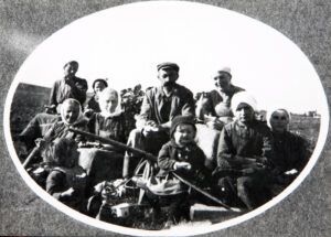 Familie Queißer bei der Feldarbeit in den 1920er Jahren; Bild: Karin Kaper