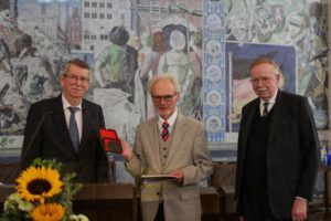 vlnr: Vorstandsvorsitzender der SKWS, Paul Hansel, Prof. Dr. Arno Herzig, Vorsitzender des Stiftungsbeirats der SKWS, Prof. Dr. Karl Borchardt, Vorsitzender des Stiftungsrates der SKWS. Arno Herzig wurde im Rahmen des Festakts mit der Gerhart-Hauptmann-Plakette ausgezeichnet.