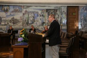 Prof. Dr. Roland Gehrke bei der Laudatio auf Dr. Dietrich Meyer, der mit der Gerhart-Hauptmann-Plakette ausgezeichnet wurde