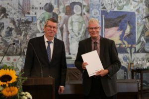 Vorsitzender der Vorstands der SKWS, Paul Hansel, und Karin-Biermann-Preisträger, Prof. Dr. Dr. Ralph Wrobel (ausgezeichnet wurde Prof. Wrobel bereits im Rahmen der Online-Jahrestagung 2021, nun konnten wir die Urkunde in festlichem Rahmen überreichen.)