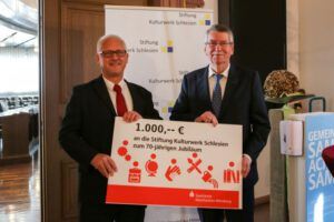 Alexander Czulczio, Sparkasse Mainfranken und Vorstandsvorsitzender der SKWS Paul Hansel bei der Übergabe eines Spendenschecks zugunsten der Ausrichtung des Festakts anlässlich des 70jährigen Gründungsjubiläums des Kulturwerks Schlesien