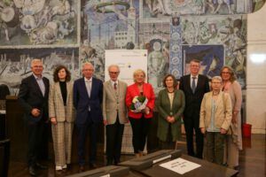 vlnr: MdB Andrew Ullmann, Lisa Haberkern (Geschäftsführerin der SKWS), Dr. Ulrich Schmilewski (ehemaliger Geschäftsführer der SKWS), Prof. Dr. Arno Herzig (Vorsitzender des Stiftungsbeirates der SKWS), Sylvia Stierstorfer, MdL, Beauftragte der Bayerischen Staatsregierung für Aussiedler und Vertriebene, Kerstin Celina, MdL, Paul Hansel (Vorstandsvorsitzender der SKWS), Anja Weismantel (Sekretärin der SKWS) und Viola Plump (1. Vorsitzende der Freunde und Förderer der SKWS) vlnr: MdB Andrew Ullmann, Lisa Haberkern (Geschäftsführerin der SKWS), Dr. Ulrich Schmilewski (ehemaliger Geschäftsführer der SKWS), Prof. Dr. Arno Herzig (Vorsitzender des Stiftungsbeirates der SKWS), Sylvia Stierstorfer, MdL, Beauftragte der Bayerischen Staatsregierung für Aussiedler und Vertriebene, Kerstin Celina, MdL, Paul Hansel (Vorstandsvorsitzender der SKWS), Anja Weismantel (Sekretärin der SKWS) und Viola Plump (1. Vorsitzende der Freunde und Förderer der SKWS)