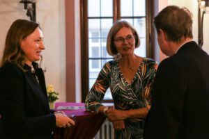 Frau Dr. Renata Skowrońska von der Polnischen Historischen Mission an der Universität Würzburg, Frau Nicola Remig, Haus Schlesien und Prof. Dr. Andreas Weber, HdO München im Gespräch