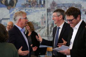 MdB Andrew Ullmann (FDP) und Vorstandsvorsitzender der SKWS, Paul Hansel im Gespräch, im Vordergrund rechts Bürgermeister Martin Heilig