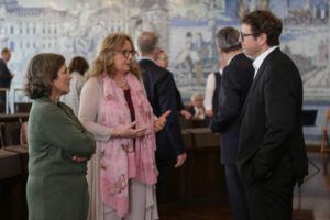 MdL Kerstin Celina, Bündnis 90 Die Grünen, 1. Vorsitzende der Freunde und Förderer der Stiftung Kulturwerk Schlesien, Viola Plump und Bürgermeister Martin Heilig im Gespräch