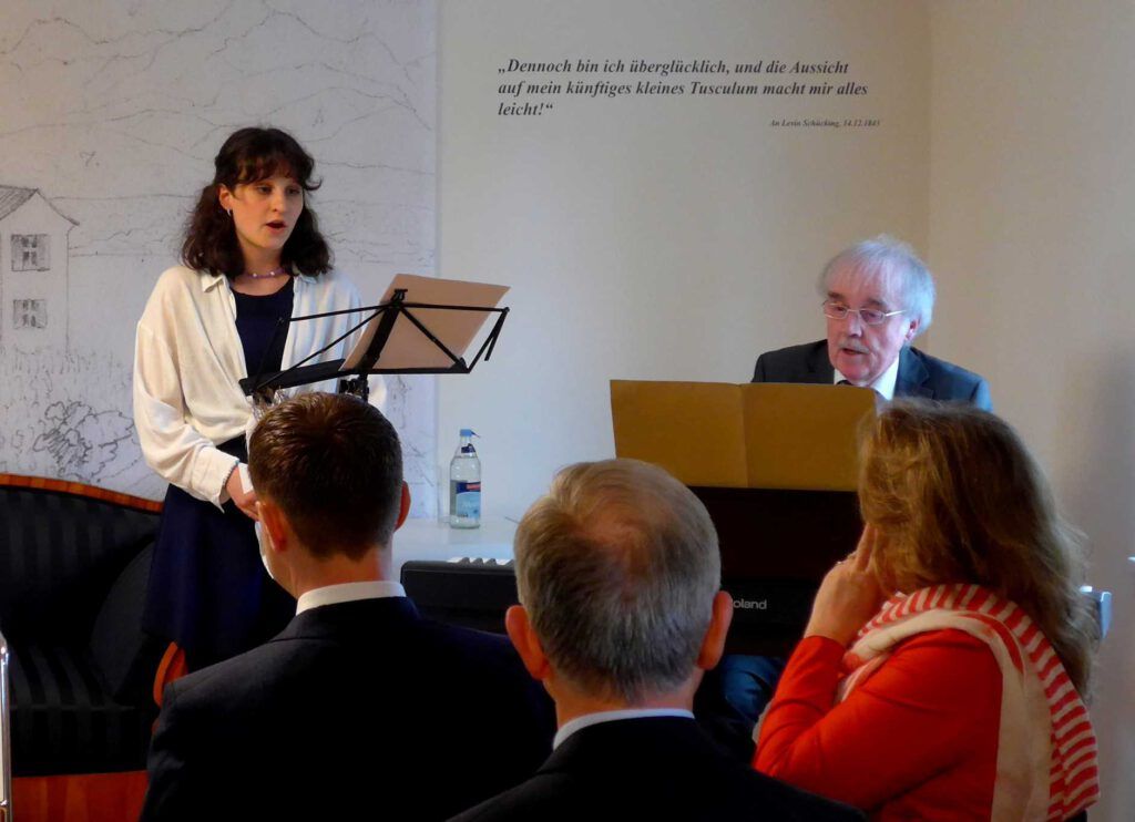 L1050775-001 Abgerundet wurde die Veranstaltung durch die Interpretation von Versen von Annette von Droste-Hülshoff, der ehemaligen Besitzerin des über Meersburg thronenden Fürstenhäusles, durch Cornelia Frank (Gesang) unter Begleitung von Gerhard Breinlinger (Klavier).