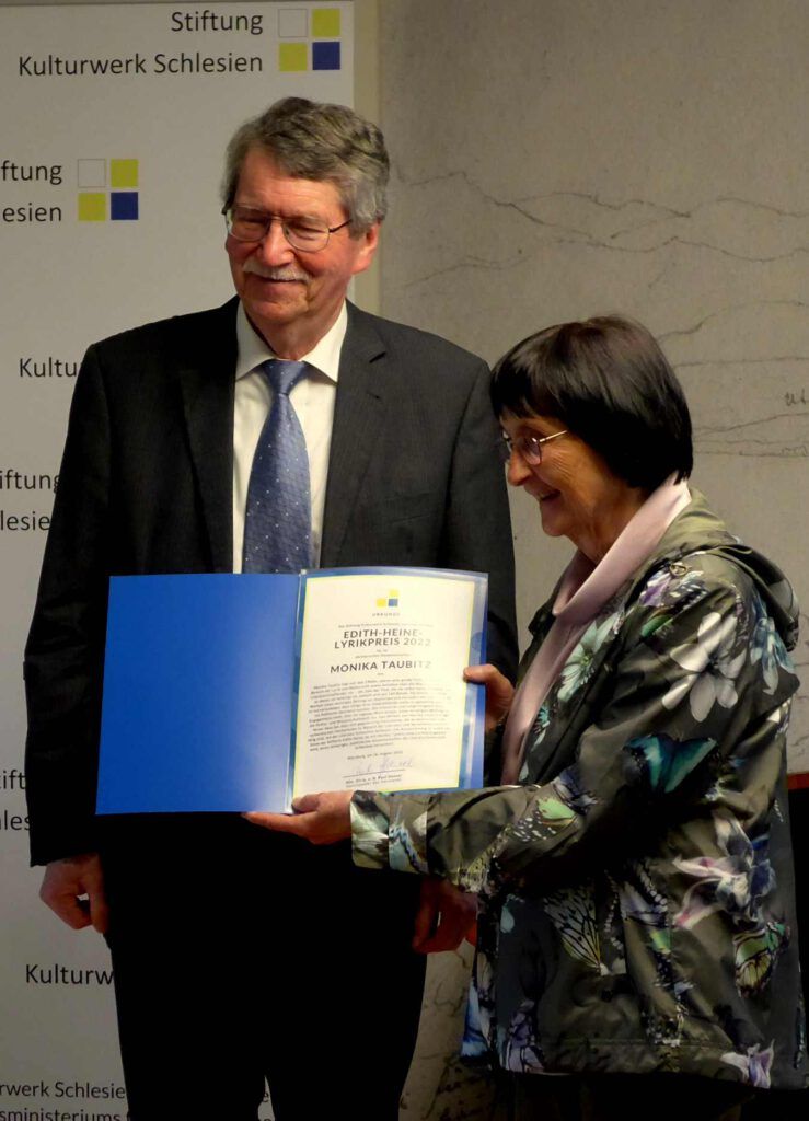 L1050797-001 Übergabe der Urkunde; Die Autorin Monika Taubitz wurde mit dem Edith-Heine-Lyrikpreis für ihr bisheriges Werk ausgezeichnet.