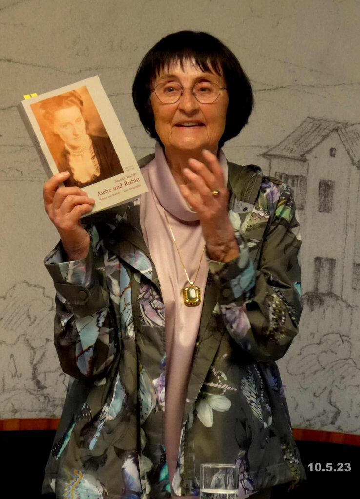 L1050818 Monika Taubitz mit ihrem Werk "Asche und Rubin"