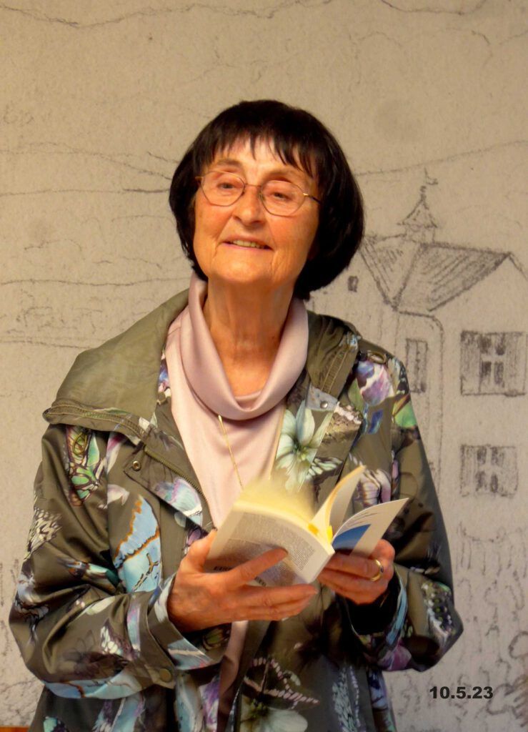 L1050836 Anlässlich der Verleihung des Edith-Heine-Preises las die Monika Taubitz, Ehrenmitglied des Vereins der Freunde und Förderer der SKWS, im Fürstenhäusle in Meersburg aus ihren Werken.