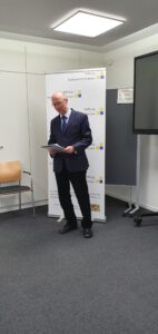 Verleihung der Gerhart-Hauptmann-Plakette an Paul Hansel. Dr. Christian Speer verliest die Laudatio.