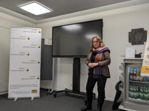 Viola Plump, 1. Vorsitzende des Vereins der Freunde und Förderer der SKWS begüßt im Namen der Gastgeber alle anwesenden.