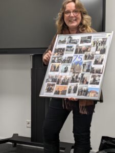 Viola Plump beim Empfang der Freunde und Förderer der SKWS mit einer Fotocollage für den Vorsitzenden des Vorstands der SKWS, Paul Hansel.