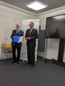 Verleihung der Gerhart-Hauptmann-Plakette an Paul Hansel. Dr. Christian Speer und Paul Hansel