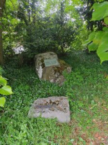 Findlinge Walter von Molo und Anne von Molo - Grabstätte auf dem Molo-Hof Murnau