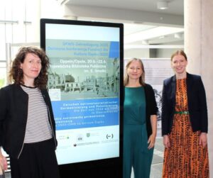Lisa Haberkern (SKWS), Magdalena Hagmann (SKWS), Weronika Wiese (stellv. Direktorin der Woiwodschaftsbibliothek in Oppeln für das Dokumentations- und Ausstellungszentrum der Deutschen in Polen) Lisa Haberkern (SKWS), Magdalena Hagmann (SKWS), Weronika Wiese (stellv. Direktorin der Woiwodschaftsbibliothek in Oppeln für das Dokumentations- und Ausstellungszentrum der Deutschen in Polen)
