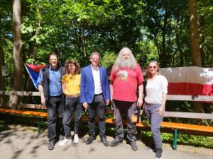 Patrick Friedl (Landtagsabgeordneter), Lisa Haberkern (SKWS), Martin Heilig (Oberbürgermeister), Wigbert Baumann (Riegengebirgler Heimatstube), Magdalena Hagmann (SKWS) Patrick Friedl (Landtagsabgeordneter), Lisa Haberkern (SKWS), Martin Heilig (Oberbürgermeister), Wigbert Baumann (Riegengebirgler Heimatstube), Magdalena Hagmann (SKWS)